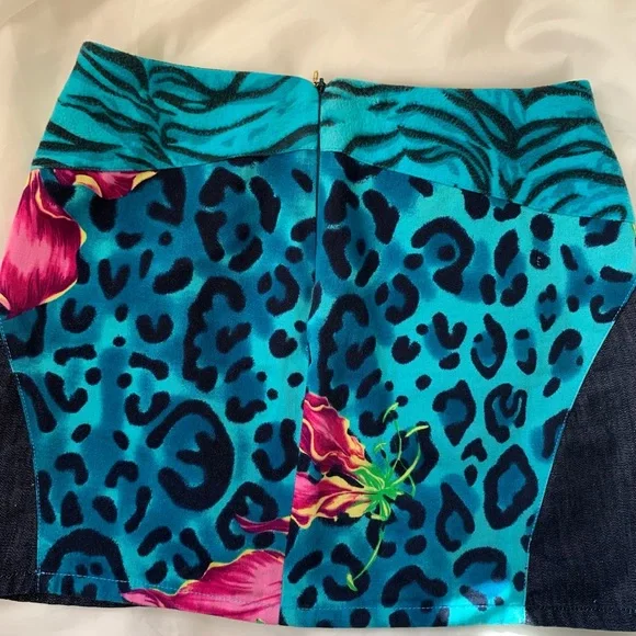 Versace mini skirt - Picture 2 of 6